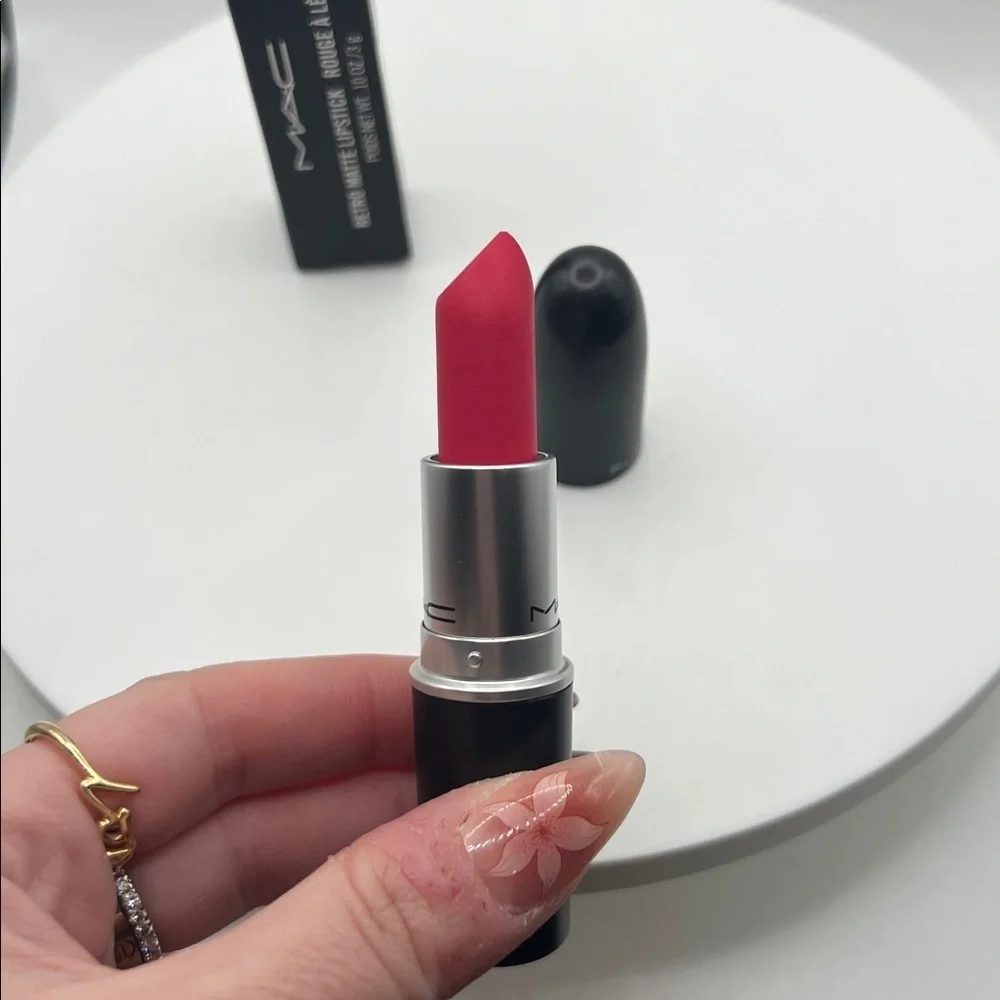 MAC Cosmetics Lipstick - Relentlessly Red